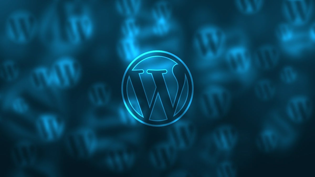 Das Foto zeigt mehrere Logos von WordPress auf einem dunkelblauen Hintergrund.