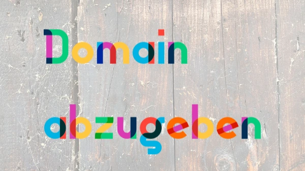 Das Bild zeigt den Text: "Domain abzugeben". Den Hintergrund bilden Holzbretter.